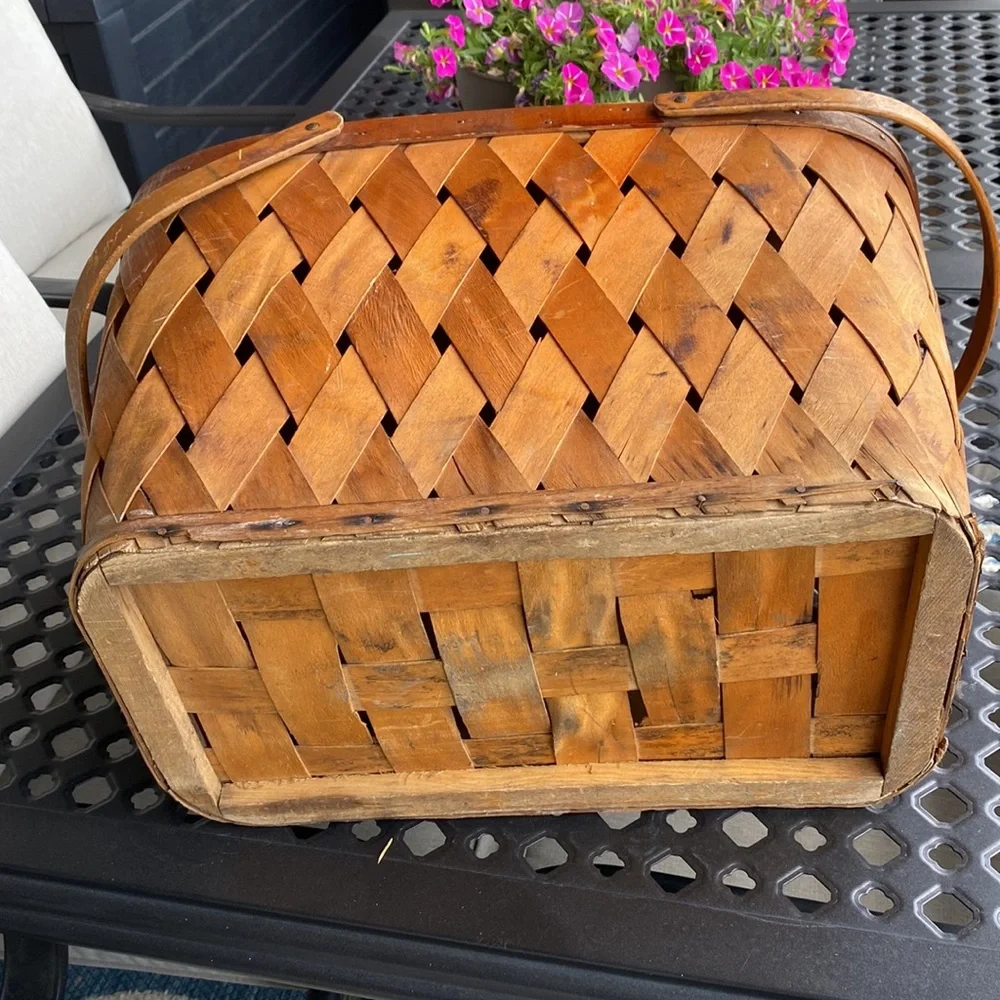Vintage Woven Picnic Basket - Brown!